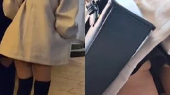 白コート女子が後ろ姿がパンツを逆さ撮りされる画像、パンツからはみ出たお肉がエロい