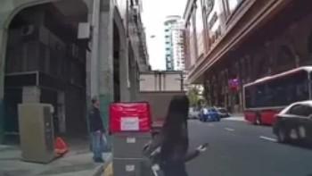 香港の女性がスマホ見ながら横断事故に 黒パンチラが目撃される
