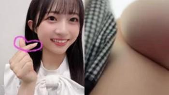秋山由奈！配信中にスマホを落としてパンツが映ってしまうエッチなハプニング動画