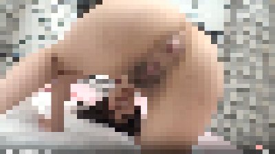 【抜ける全裸排泄】美女がベッドの上でアナル丸出しにして出していく・・・（激推し動画）