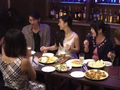 久しぶりの同窓会で淫乱奥さんになった憧れの女を寝取る…酔いつぶれた旦那が寝ている間にずっとハメたかった欲望爆発！