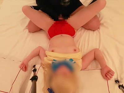 【素人】顔出しNGのガチ素人レイヤーに紙パンツ穿かせてセクシープレイ