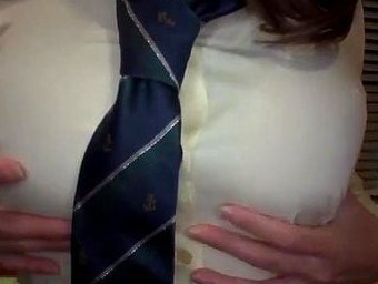 「そこ気持ちいいよぉっ///」欲求不満な身体を激しくまさぐられてあまりの快感に悶えまくりｗ【美少女】