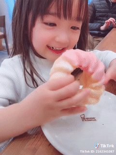 【画像】ミスドにかぶりつくメスガキが撮られるｗｗｗｗｗｗｗｗｗｗｗｗｗｗｗｗｗｗｗｗｗｗｗｗ