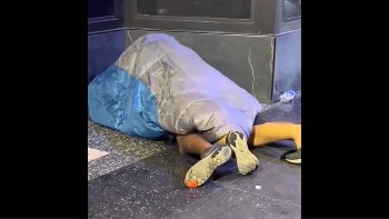 ハリウッドの道端ではホームレスが袋を被ってセックスしまくりｗｗｗ