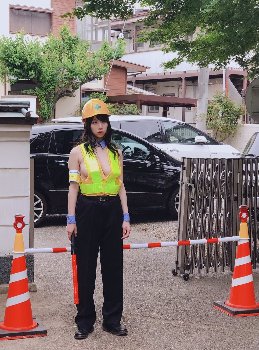 【画像】交通整理の女の子、暑さのあまり路上で脱いでしまうｗｗｗｗｗ