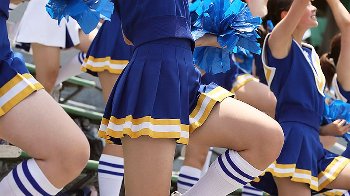 【画像】男子さん、ＪＫチアリーダーのムチムチ太ももで顔を挟まれ勃起を抑えるｗｗｗｗ