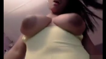 デカ乳輪の巨乳ちゃんがおっぱいを揺らしまくって配信中ｗｗｗ