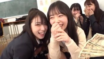 《エロ動画×JK･ハーレム》女子校にインタビューに来たテレビマンが賞金をJK女子達に渡し公開ハーレムセックス企画ｗ