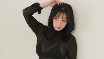 髙野真央 黒い透けシャツとブラックビキニ