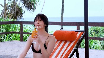 こばしり。写真集で魅せる大人びた雰囲気と水着スタイル