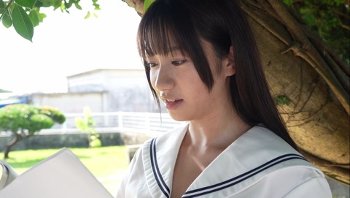 【画像×gif】官能小説に夢中になってる超絶美少女の弱みにつけ込んで言いなりペロペロさせたった.gif