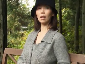 【痴女】露出に目覚めた熟女が肉体労働者たちの前でオナニー→山奥で中出しSEXｗ