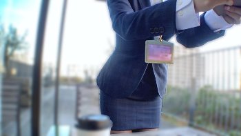 【タイトミニのスーツ】新卒OLさんは巨乳だった！！