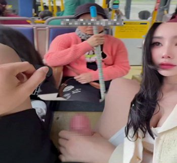 【逮捕目前の衝撃】中国のエロ配信者が走行中のバス内で男を射精させたガチ映像が話題