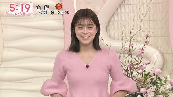 田﨑さくらアナ　ピタピタのニットで胸元くっきり！！