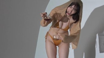 21歳・173cm瑚々のB83 W63 H91スタイルがエロ可愛い！水着グラビアで息を飲む美ボディ必見