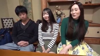 《エロ動画×母娘･近親相姦》一般男女モニタリングAV 家族旅行中の仲良し母娘さん！2人で協力してタオル一枚男湯でチ○ポ洗ってもらえませんか？