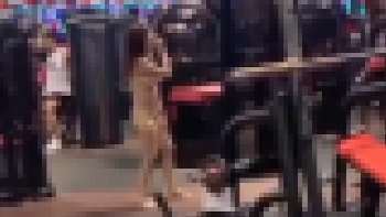 怒り狂った中国系アジア人女性がジムでフルヌードになって暴れ回るｗｗｗ