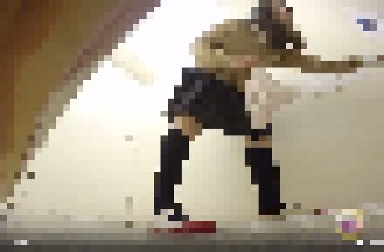 【失禁する瞬間】和式トイレで限界に達した制服女性、おしっこ漏らしてしまう・・・（放尿動画）