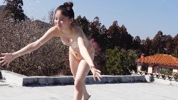 「太田しずく」の透明感に溺れる！奇跡の「水着グラビア」で魅せる天使の素顔とスレンダー美ボディ