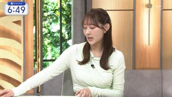 森山みなみアナ　胸元強調衣装！！【GIF動画あり】