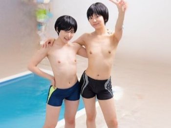 【最高】【男水着チャレンジ】ロリ貧乳女子が県民プールで度胸試し！男子トイレでおしっこ最中にデカチンおじの巨根マラで痴漢イラマチオ