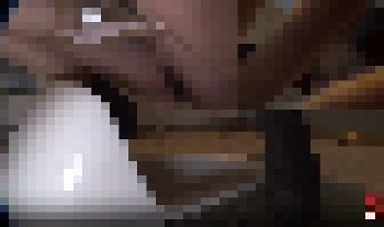 【公衆トイレ】美女がおしっこ中に堂々と盗撮されてパニック状態に・・・（女子和式トイレ動画）