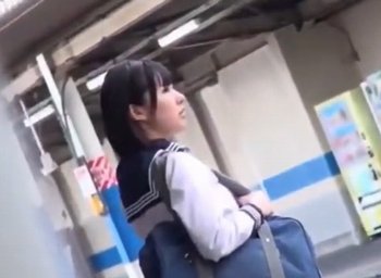 【盗撮】痴漢魔に目を付けられたリアルJK様→電車内で恐怖のあまり声も出せずに無慈悲なレイプ