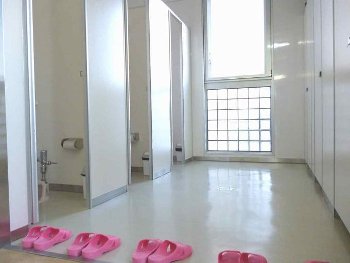 【かなりヤバくね？】和式トイレで制服女子がアナルめりめりさせながら排便中・・・（エロ動画）