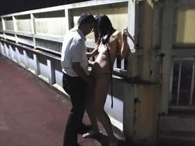 【個人撮影】スーツ姿のオジサンに夜の歩道橋の上で嫁の体を好きにさせてる素人夫婦の寝取られ投稿映像