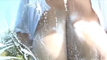 爆乳過ぎるおばさんがなぜか爆乳をスポンジ代わりに洗車してしまうｗｗｗ