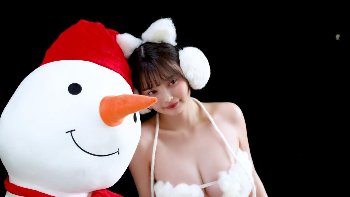 すずらの「あざとセクシー」炸裂！水着グラビアで見せた