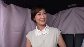 《エロ動画×素人･人妻》お金持ち社長の嫁になったセレブ妻がロケ車であの手この手で服を脱がし電マを当てられると即イキ敏感マンコをホテルで頂くｗ