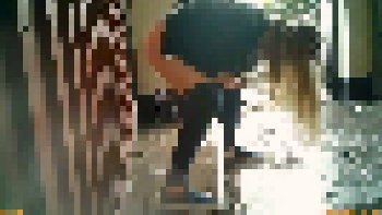 【動画】海外まんさん、トイレが全部使用中で仕方がなく…