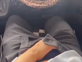 【個人撮影】車の中で彼女さんが彼氏に手コキしている様子を彼氏が主観で撮影した素人カップル投稿映像