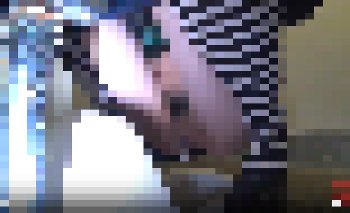 【公衆トイレでハプニング】おしっこ中の素人女性が突然ドアを開けられ盗撮・・・動揺して失禁撒き散らし状態に（放尿動画）