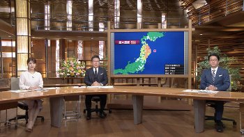 安藤萌々アナ　机の下のスリット▼ゾーン！！【GIF動画あり】