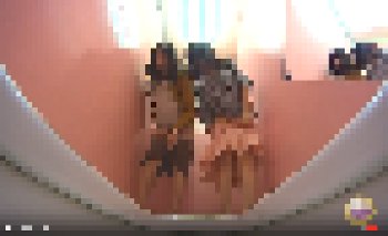 【友達とおしっこ】仲良し女子二人組、我慢出来ないので一つの便器に同時放尿中（和式トイレ動画）