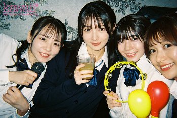 心の通じ合った仲良しJK4人組が、偶然、同じ担任を好きになってしまい・・・初めての仲違い、そして仁義なき担任教師争奪戦セックス勃発！