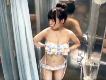 【巨乳】大学生の男女が素股マッサージにトライ！友達を待たせて大量中出しパコｗ