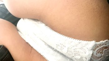 【upskirt3083逆さ撮りJD】お買い物中に白サテンのメッシュPを逆さ撮りされしゃがみで陰毛はみ出るぷっくりオマンコを撮られちゃう美人なJD