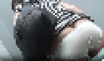 【わざと失禁】我慢に我慢を重ねた素人ギャルが限界に達しおしっこ漏らしちゃう瞬間（エロ放尿映像）