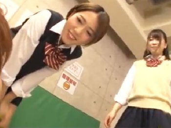 【女子校生】体育倉庫で男子を誘惑→3Pプレイで精子を搾り取るエロJKコンビ