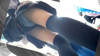 【upskirt3085逆さ撮り】青白ボーダーPをキュロットタイプのショーパンの隙間から撮られちゃう細い太ももにニーソがエロい若い娘