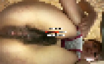 【海の家和式トイレ】ビキニ着たギャルが唸りながら排便中・・・真下からモロ見えがヤバい（排泄動画）