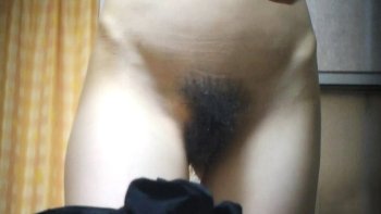 【eros2873民家盗撮】お風呂上がりに全裸で食器を洗うフサフサの陰毛具合がエロい陥没乳首のスレンダー美人