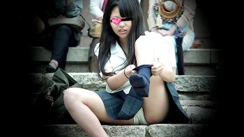 【eros2876座りパンチラ】靴下を履く際に足を上げてしまい白Pを撮られてしまうまだ幼さ残る可愛らしいJK