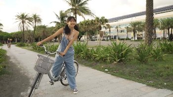 【水着グラビア】志田音々 オーバーオール姿の上半身ビキニで自転車グラビア！B84美乳が揺れるアクティブショット