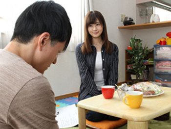 【人妻】妻に逃げられた旦那さんを誘惑しに自宅に通う近隣妻